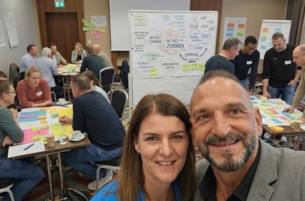 Maja und Tunç Gültekin im Kommunikationstraining mit Teilnehmenden