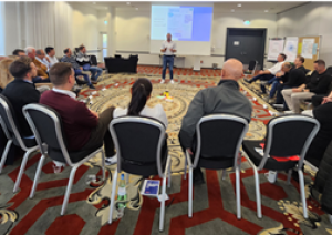 Tunc Gültekin bei einem Vertriebstraining mit Teilnehmenden