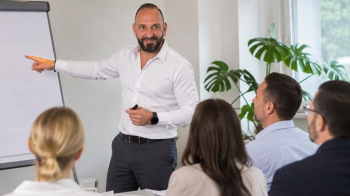 Vertriebstraining mit Tunç Gültekin und Teilnehmenden im Seminar