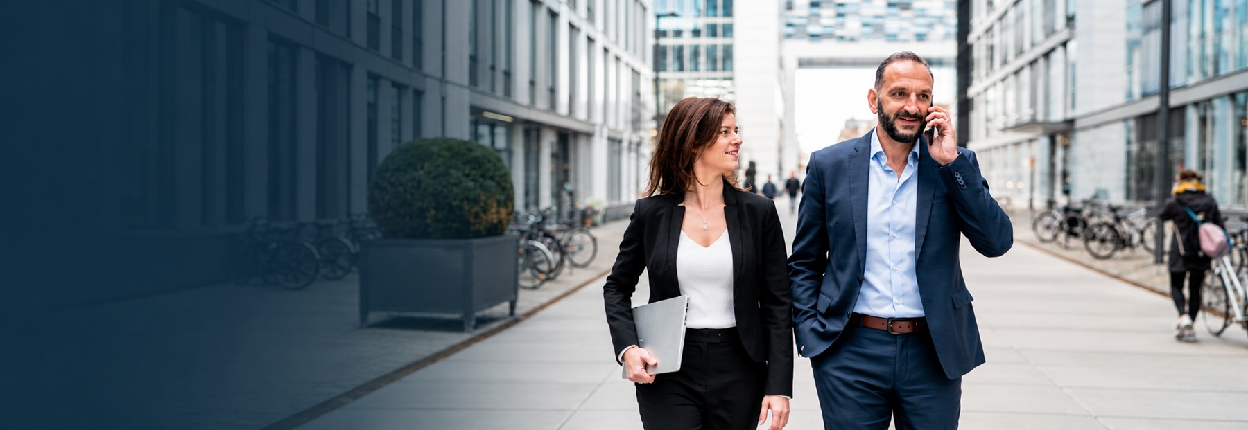 Maja und Tunç Gültekin im Businessumfeld während eines Telefongesprächs