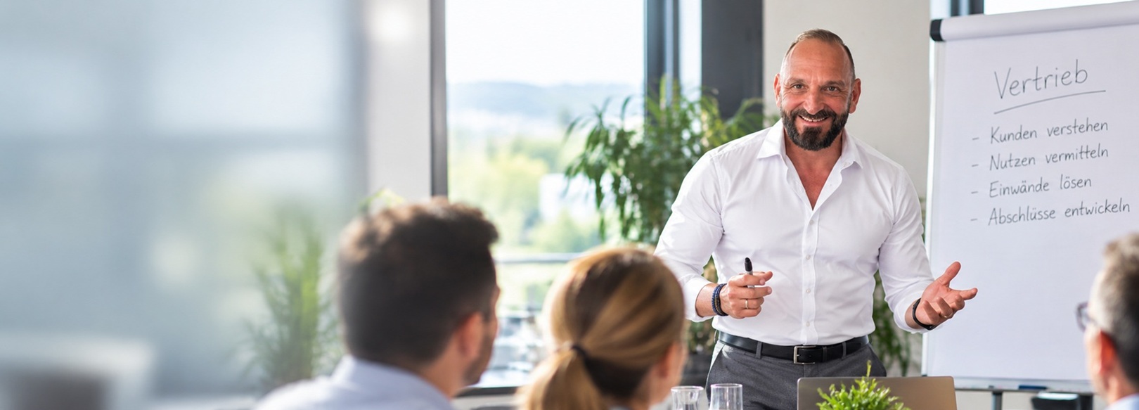 Tunç Gültekin beim Vertriebstraining mit Teilnehmenden im Seminar